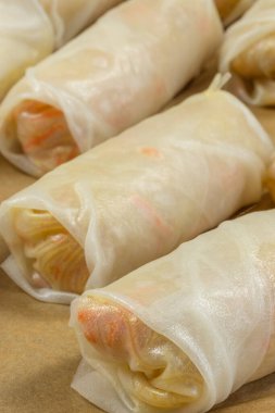 Pişirme tepsisinde pişmeye hazır birkaç börek.