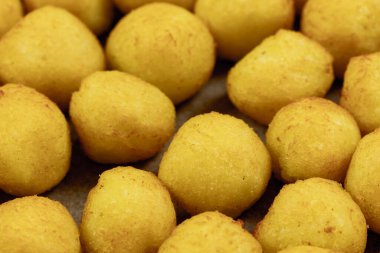 Fındıklı patatesler, büyük bir tabakta, fırın kabında