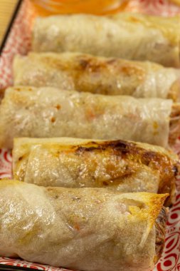 Pişmiş börek, yakın plan, bir tabakta.