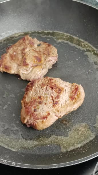 Trozos Carne Cocida Una Sartén — Vídeos de Stock