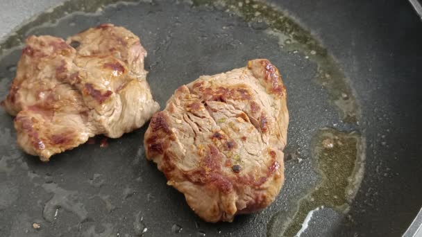 Trozos Carne Cocida Una Sartén — Vídeos de Stock