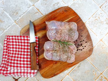 Çiğ hindi, yakın plan, bir tabakta.