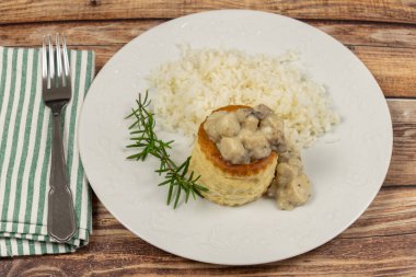 Kraliçeyi ve pirinci yakın plan tabakta ısır.