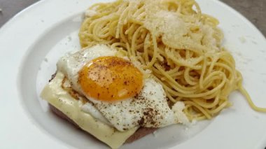 At bifteği ve spagetti, yakın plan.