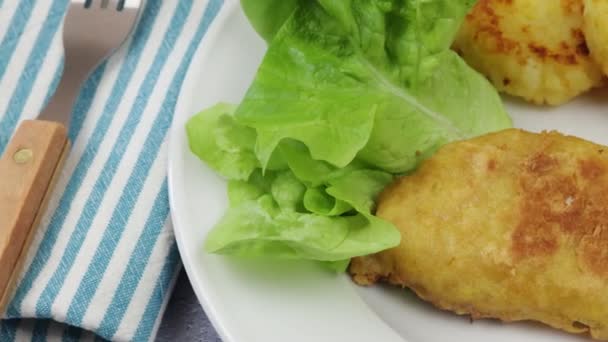 Panierter Fisch Und Risti Kartoffeln Auf Einem Teller — Stockvideo