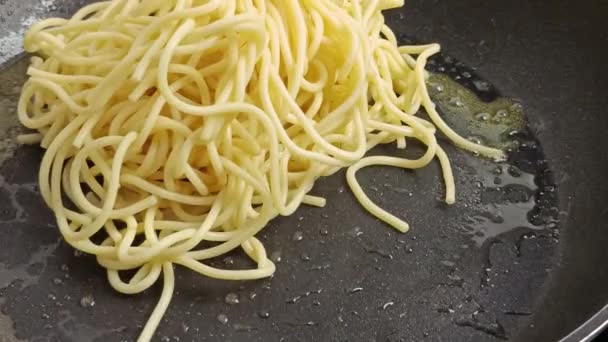 Spagetti Yakın Plan Tavada Yeniden Isıtılmış — Stok video