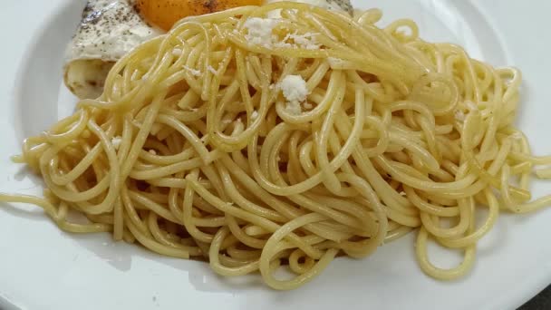 Queijo Parmesão Derramar Sobre Espaguete — Vídeo de Stock