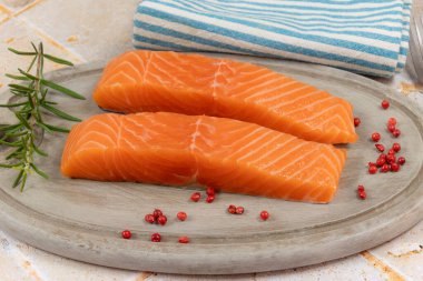 Çiğ somon parçaları, yakın plan.