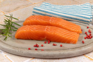 Çiğ somon parçaları, yakın plan.