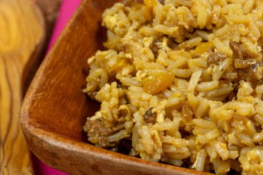 Biberli kızarmış pirinç, yakın plan..