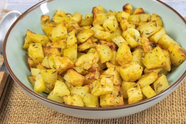 Kızarmış patates, yakın plan, masanın üstünde.