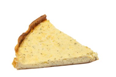 Bir dilim peynirli turta, yakın plan, beyaz arka planda izole edilmiş.