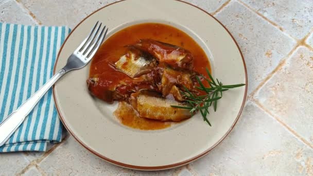 Assiette Pilchards Avec Sauce Tomate Gros Plan — Video