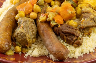 Bir tabak kuskus, üç et, yakın plan.