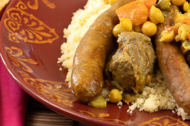 Bir tabak kuskus, üç et, yakın plan.