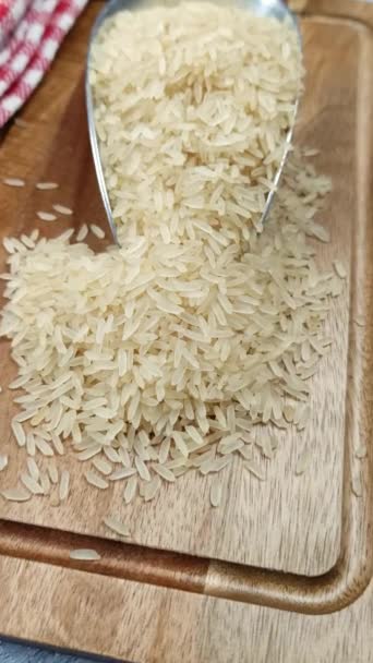 Haufen Roher Weißer Reis Nahaufnahme — Stockvideo