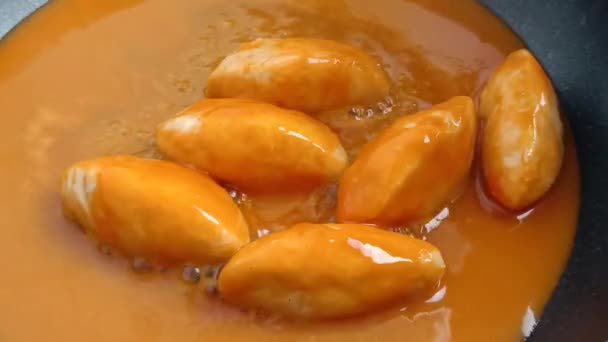 Tavada Turna Balığı Pişirmek Nantua Sosu Yakın Plan — Stok video