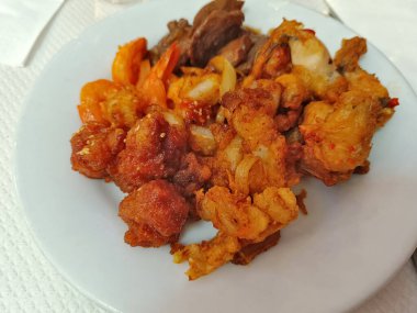 Farklı Asya yemekleri tabağı, yakın plan, masanın üstünde.