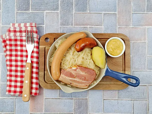 Hidangan Sauerkraut Tiga Daging Close Stok Gambar