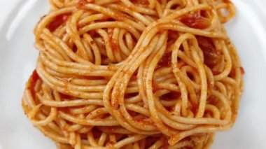 Domatesle pişirilmiş spagetti tabağı, yakın plan.