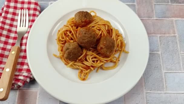 Domatesle Pişirilmiş Köfte Spagetti Yakın Plan — Stok video