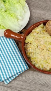 Izgara somon, pırasa ve patates, yakın plan, masada.