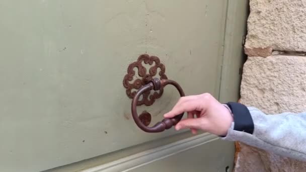 ノッカーで入った木製の玄関のドアをノック ビッグプラン — ストック動画