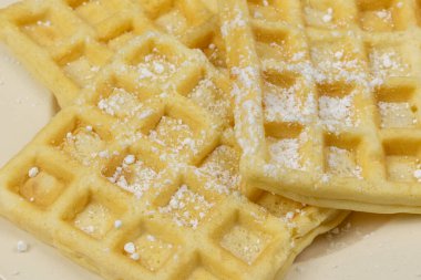 Birkaç waffle, yakın plan, bir tabakta.