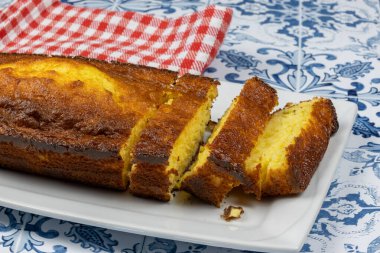 Dikdörtgen pasta, yakın plan, masanın üstünde.