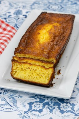 Dikdörtgen pasta, yakın plan, masanın üstünde.