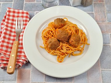 Domatesle pişirilmiş köfte ve spagetti, yakın plan.