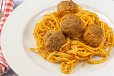 Domatesle pişirilmiş köfte ve spagetti, yakın plan.