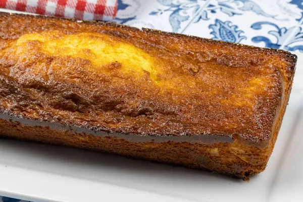 Dikdörtgen pasta, yakın plan, masanın üstünde.