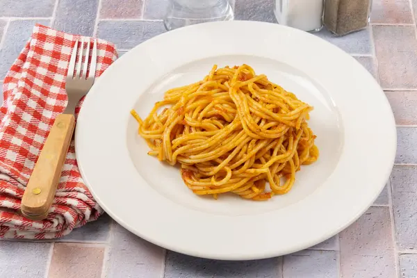 Domatesle pişirilmiş spagetti tabağı, yakın plan.