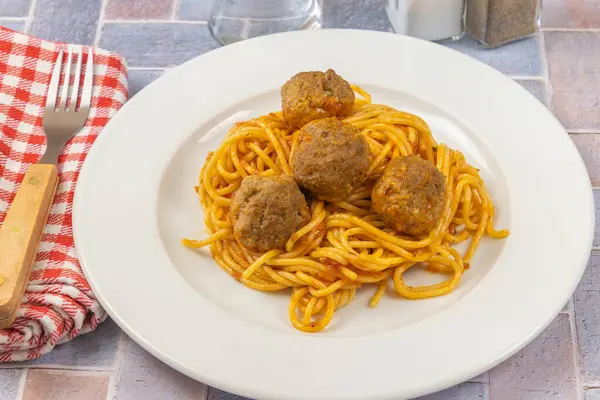 Domatesle pişirilmiş köfte ve spagetti, yakın plan.
