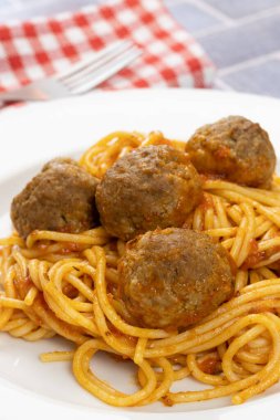 Domatesle pişirilmiş köfte ve spagetti, yakın plan.