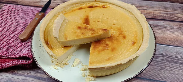 Masanın üzerindeki turtanın yakın çekimi.