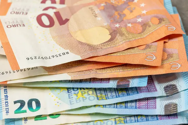 Bir tomar banknot ve hesap makinesi, yakın plan.