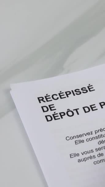 法官的书签和写有 收到投诉 的法文版文件 后续行动 — 图库视频影像