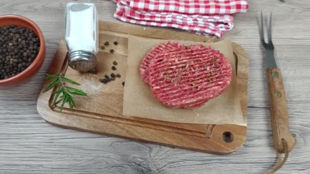 Steak Haché Cru Gros Plan Sur Une Planche Découper — Video
