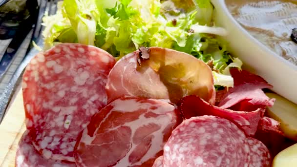 Close Van Een Geroosterde Camembert Met Truffel Vleeswaren Salade — Stockvideo