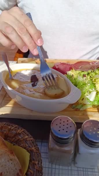 Gros Plan Une Personne Mangeant Camembert Rôti Charcuterie — Video