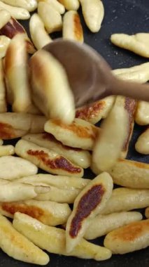 Ev yapımı gnocchi, tavada yemek yapmak.