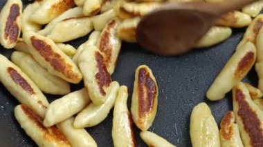 Ev yapımı gnocchi, tavada yemek yapmak.