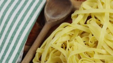 Taze tagliatelle, yakın plan, kesme tahtasında.