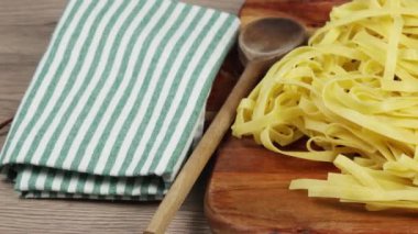 Taze tagliatelle, yakın plan, kesme tahtasında.