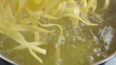makarna, tagliatelle, kaynamış su tenceresinde pişirme