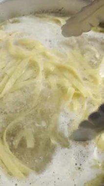makarna, tagliatelle, kaynamış su tenceresinde pişirme