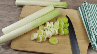 Pırasalar kesilmiş, yakın plan, kesme tahtasında.