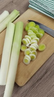 Pırasalar kesilmiş, yakın plan, kesme tahtasında.